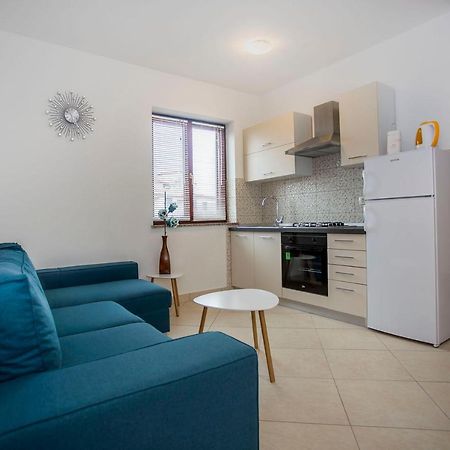 Apartmani Dragica ロヴィニ エクステリア 写真