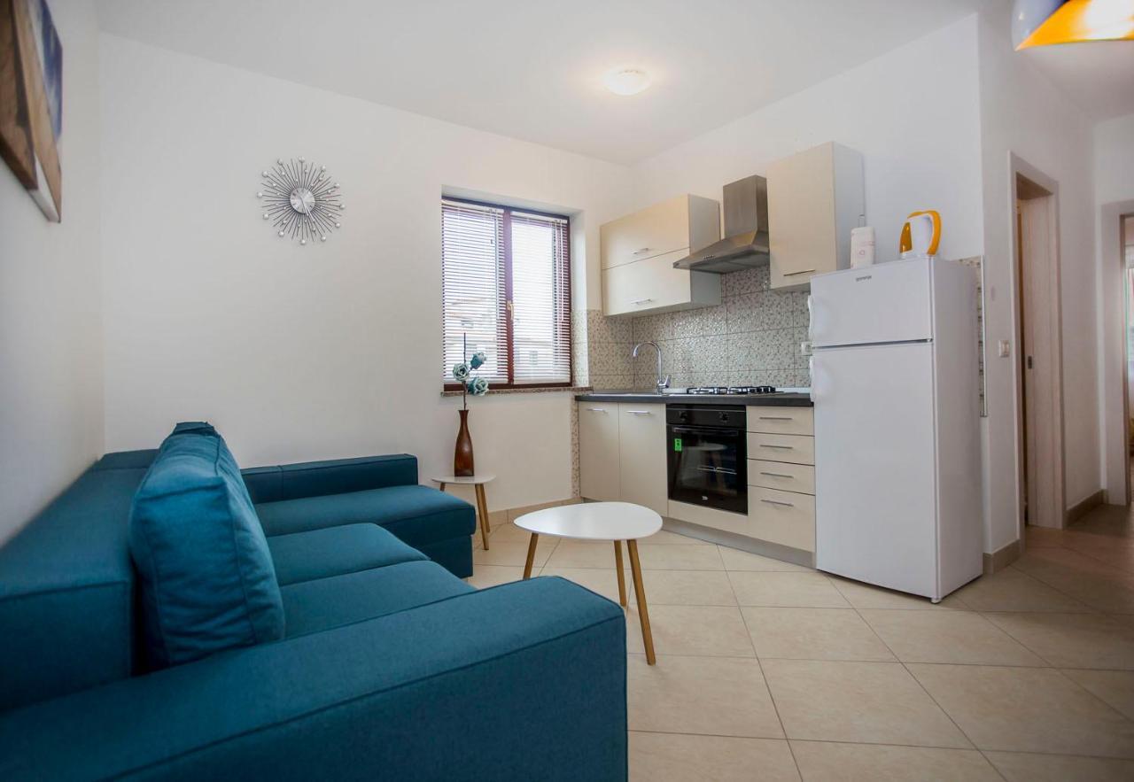 Apartmani Dragica ロヴィニ エクステリア 写真
