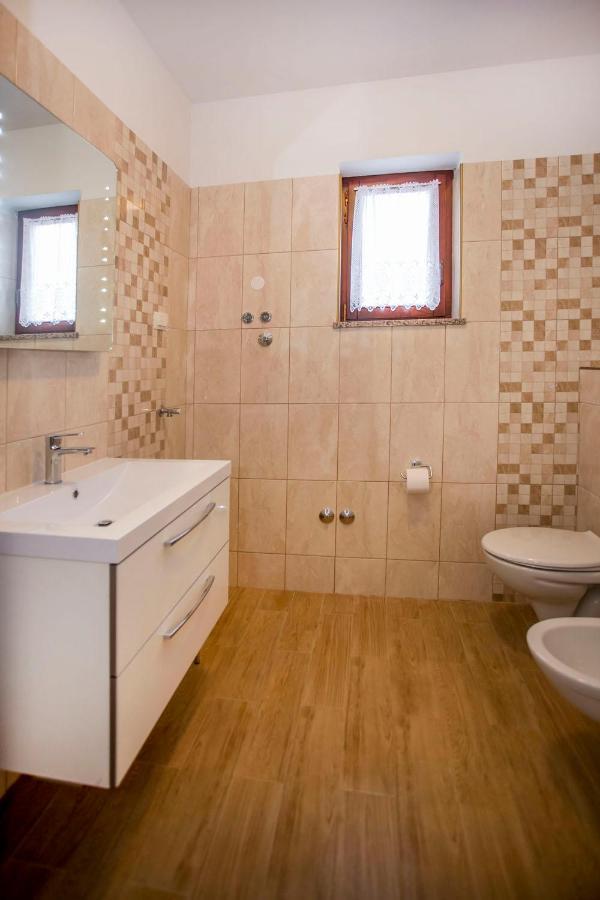 Apartmani Dragica ロヴィニ エクステリア 写真