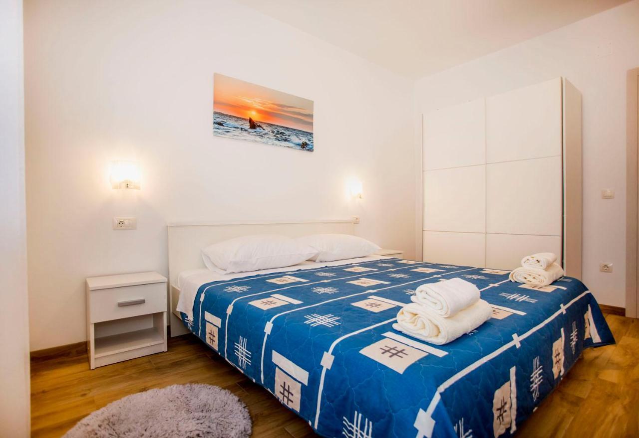 Apartmani Dragica ロヴィニ エクステリア 写真