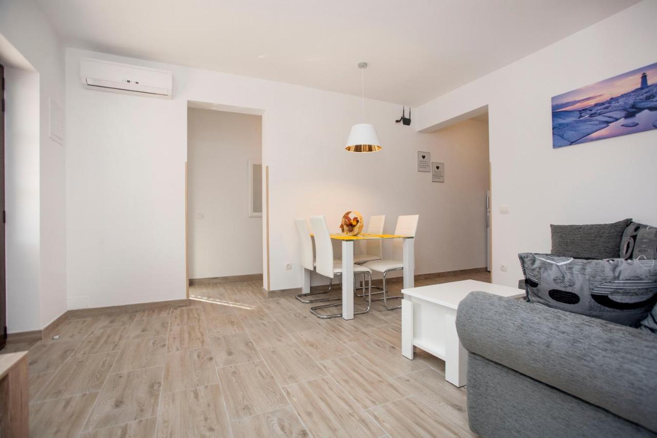 Apartmani Dragica ロヴィニ エクステリア 写真