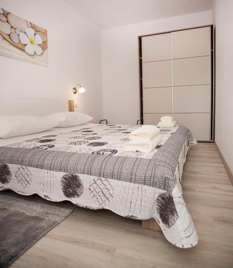Apartmani Dragica ロヴィニ エクステリア 写真
