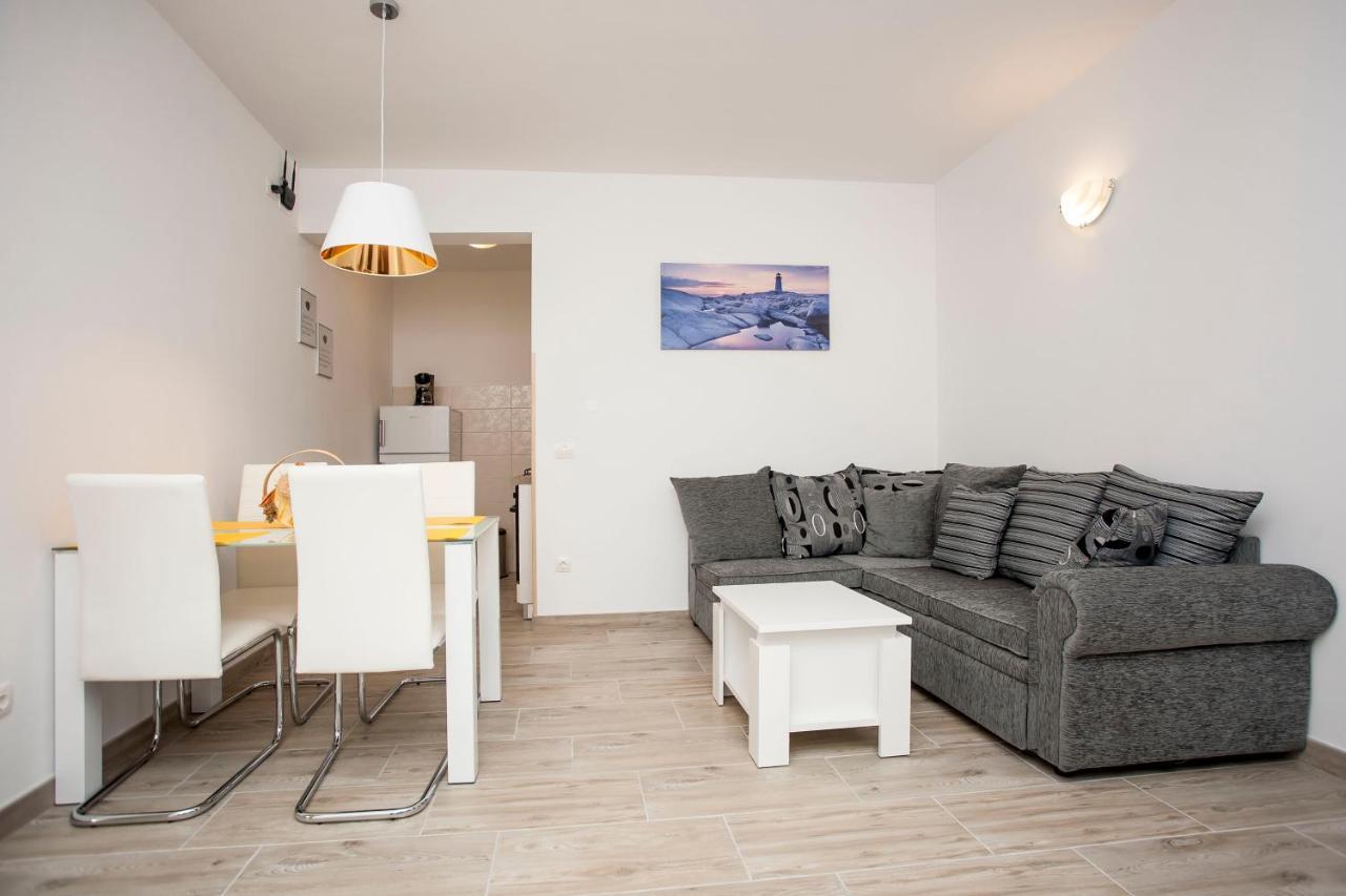 Apartmani Dragica ロヴィニ エクステリア 写真