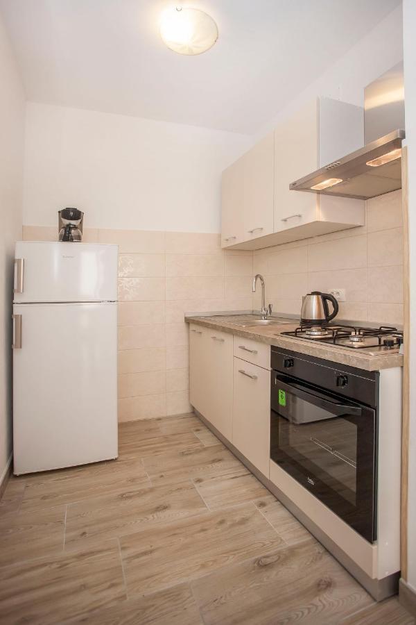 Apartmani Dragica ロヴィニ エクステリア 写真