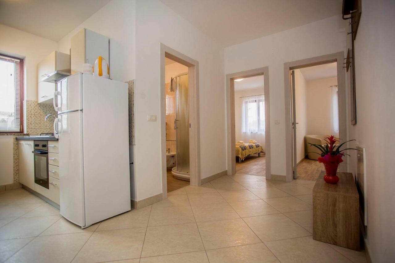 Apartmani Dragica ロヴィニ エクステリア 写真