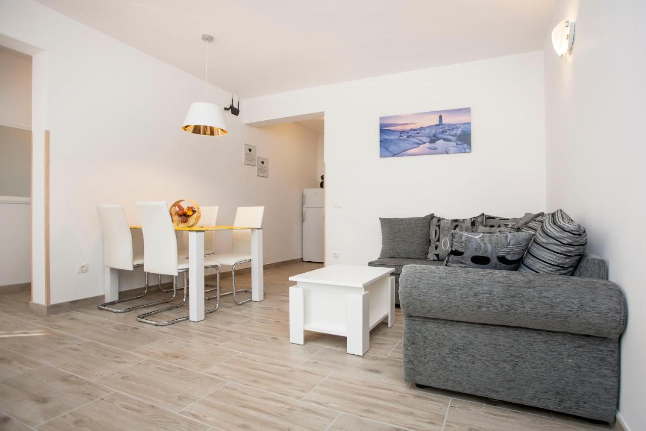 Apartmani Dragica ロヴィニ エクステリア 写真