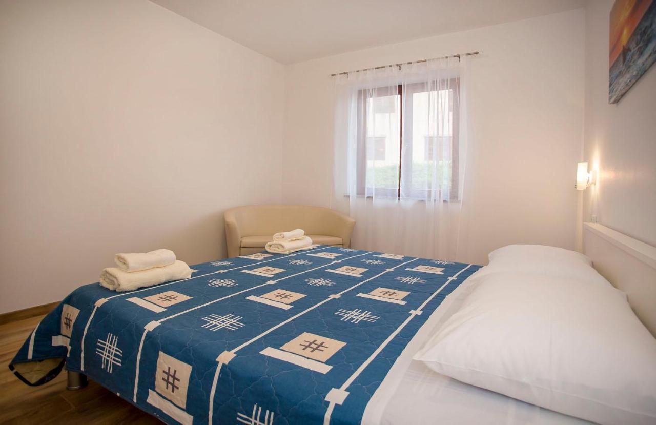 Apartmani Dragica ロヴィニ エクステリア 写真