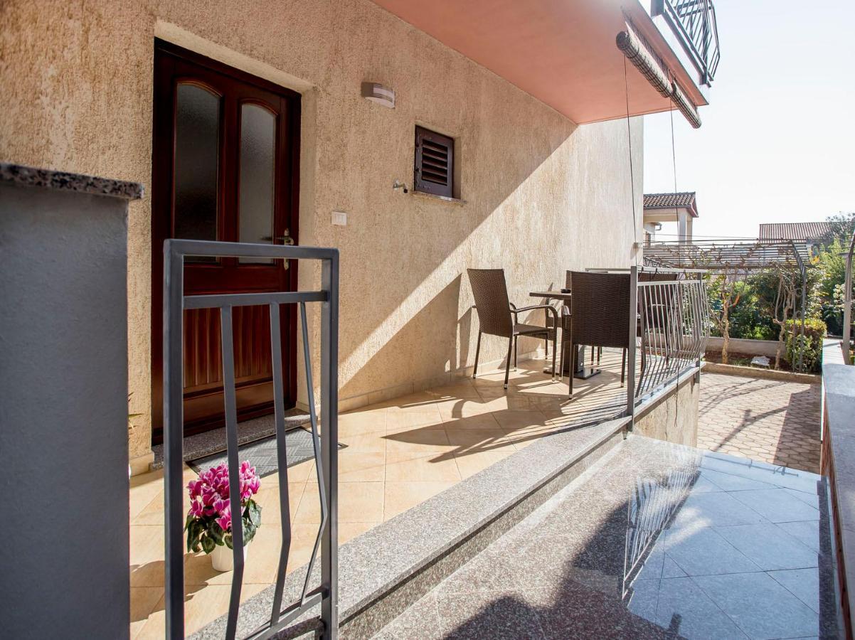 Apartmani Dragica ロヴィニ エクステリア 写真