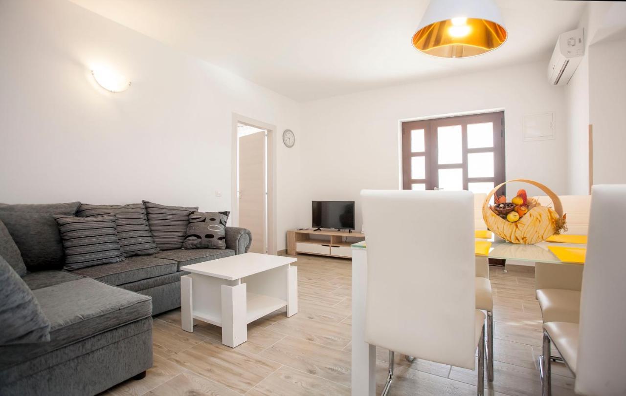 Apartmani Dragica ロヴィニ エクステリア 写真