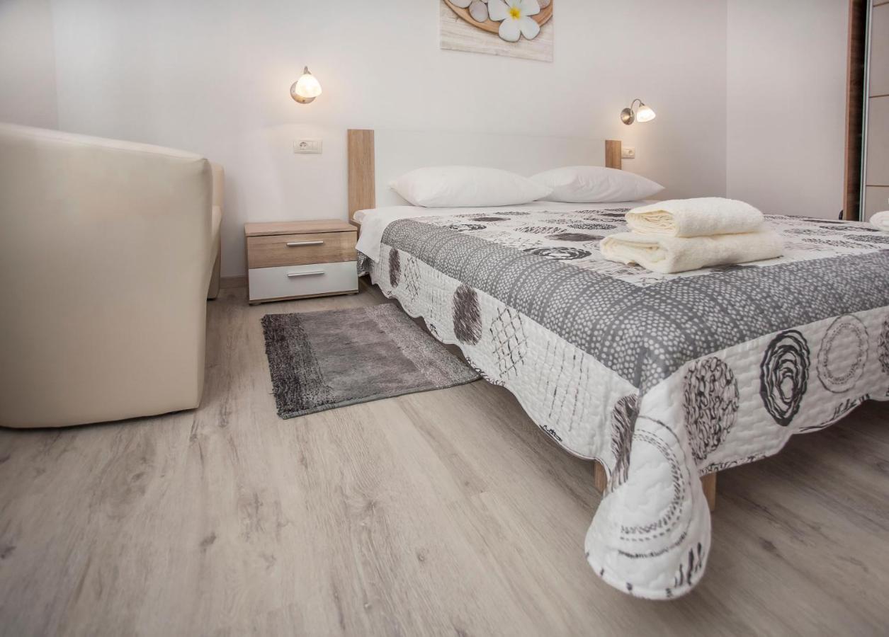 Apartmani Dragica ロヴィニ エクステリア 写真