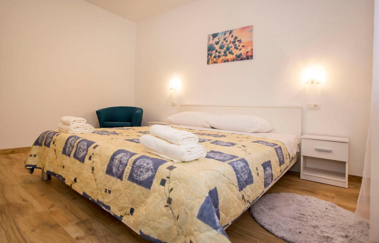 Apartmani Dragica ロヴィニ エクステリア 写真