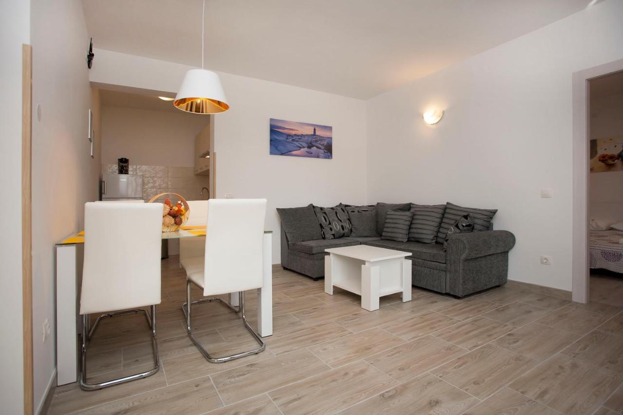 Apartmani Dragica ロヴィニ エクステリア 写真