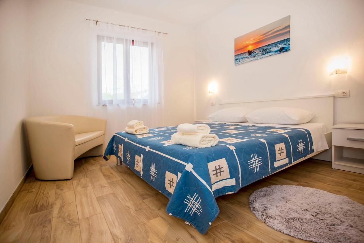 Apartmani Dragica ロヴィニ エクステリア 写真