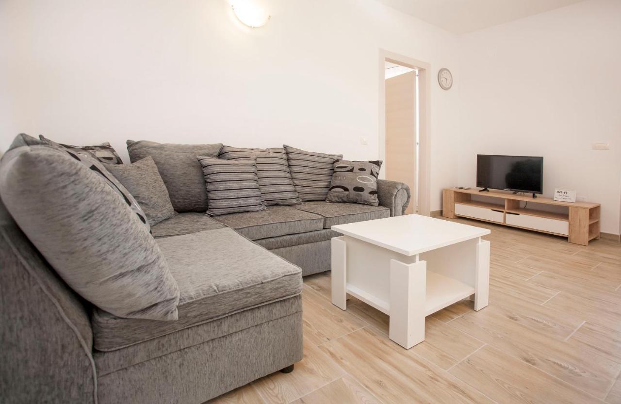 Apartmani Dragica ロヴィニ エクステリア 写真