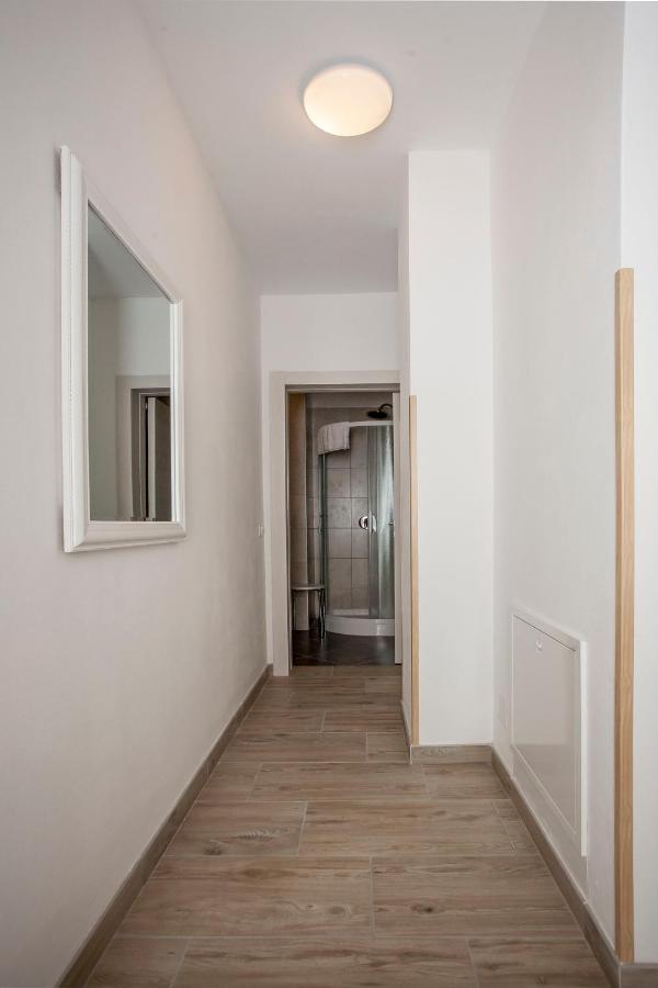 Apartmani Dragica ロヴィニ エクステリア 写真