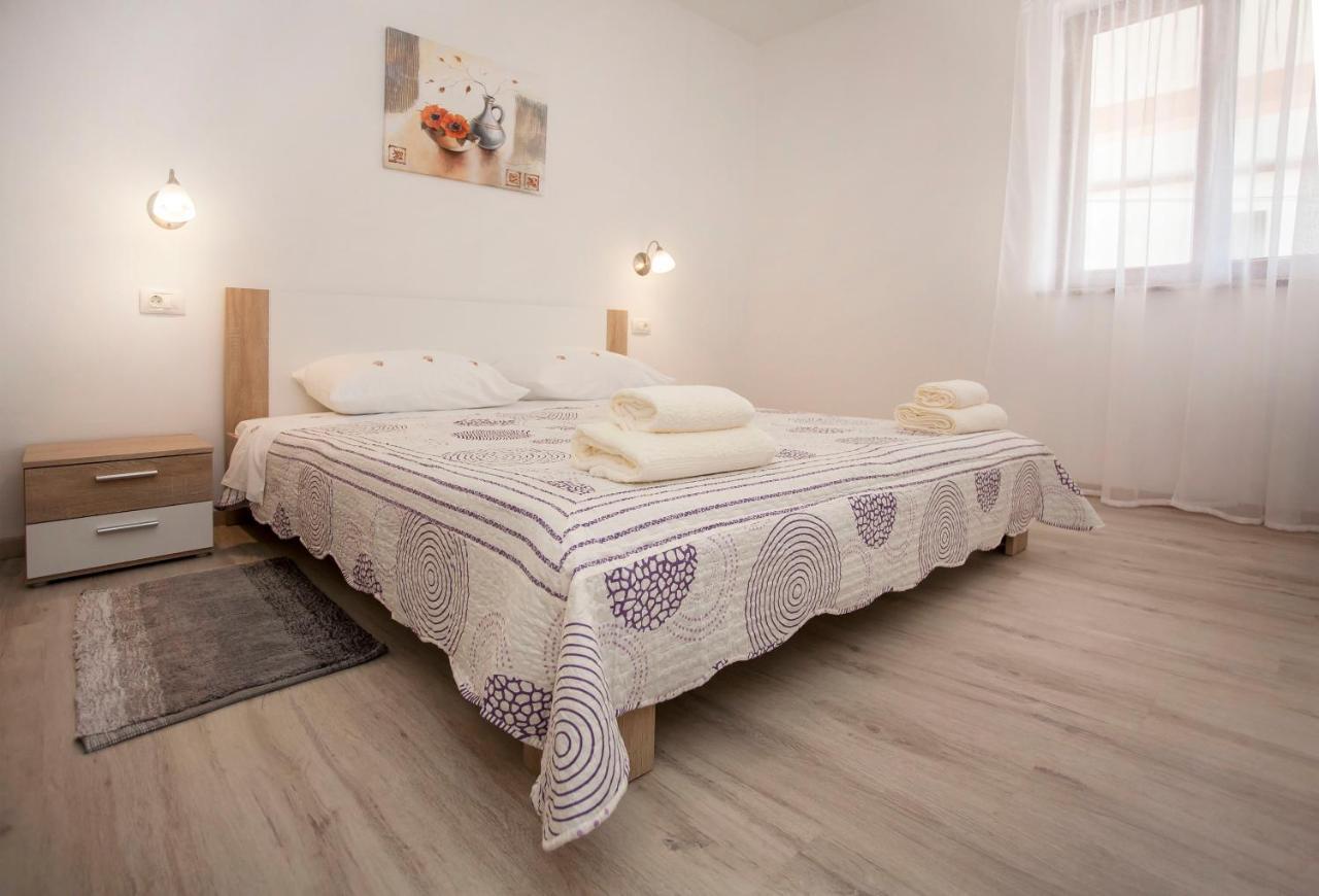 Apartmani Dragica ロヴィニ エクステリア 写真