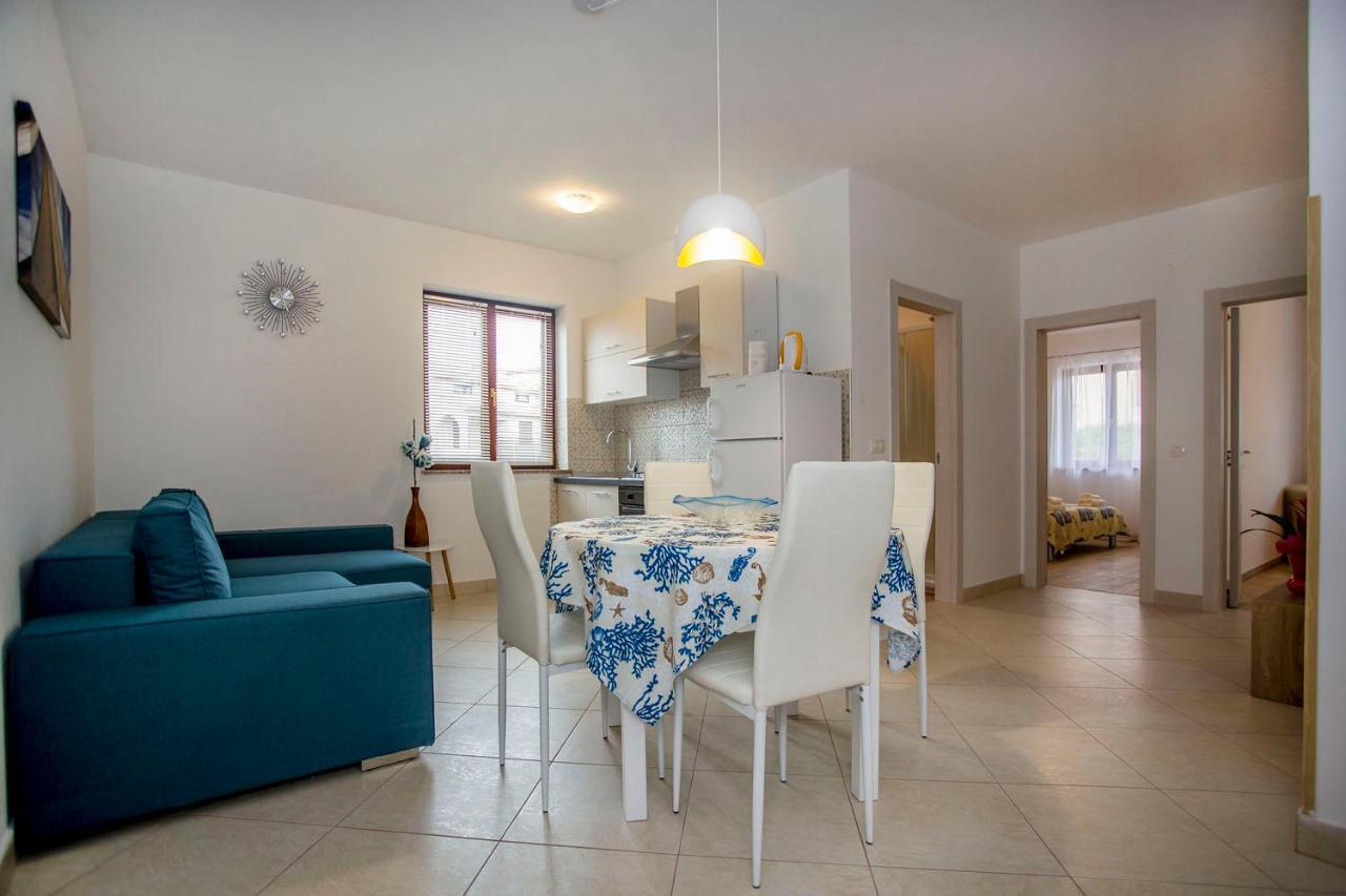 Apartmani Dragica ロヴィニ エクステリア 写真
