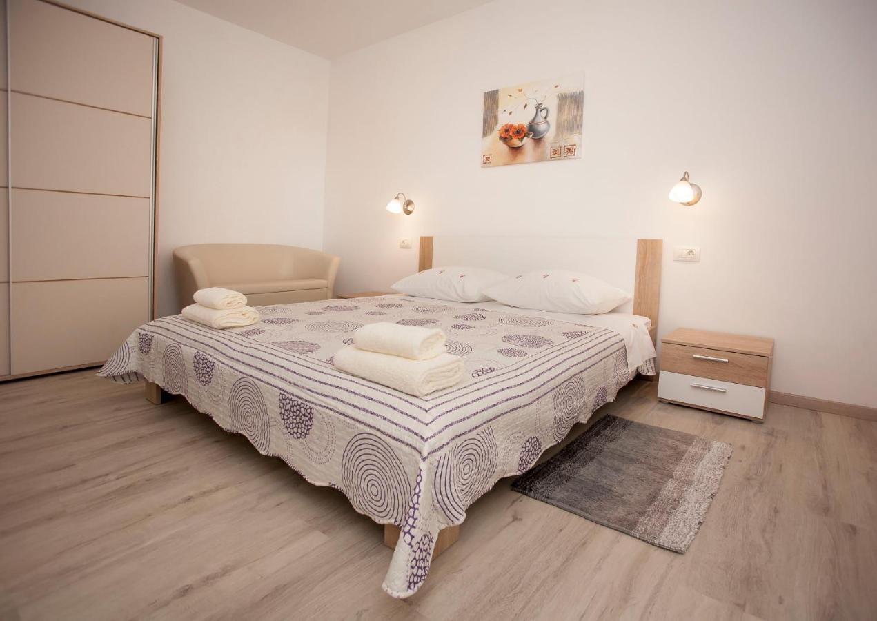 Apartmani Dragica ロヴィニ エクステリア 写真