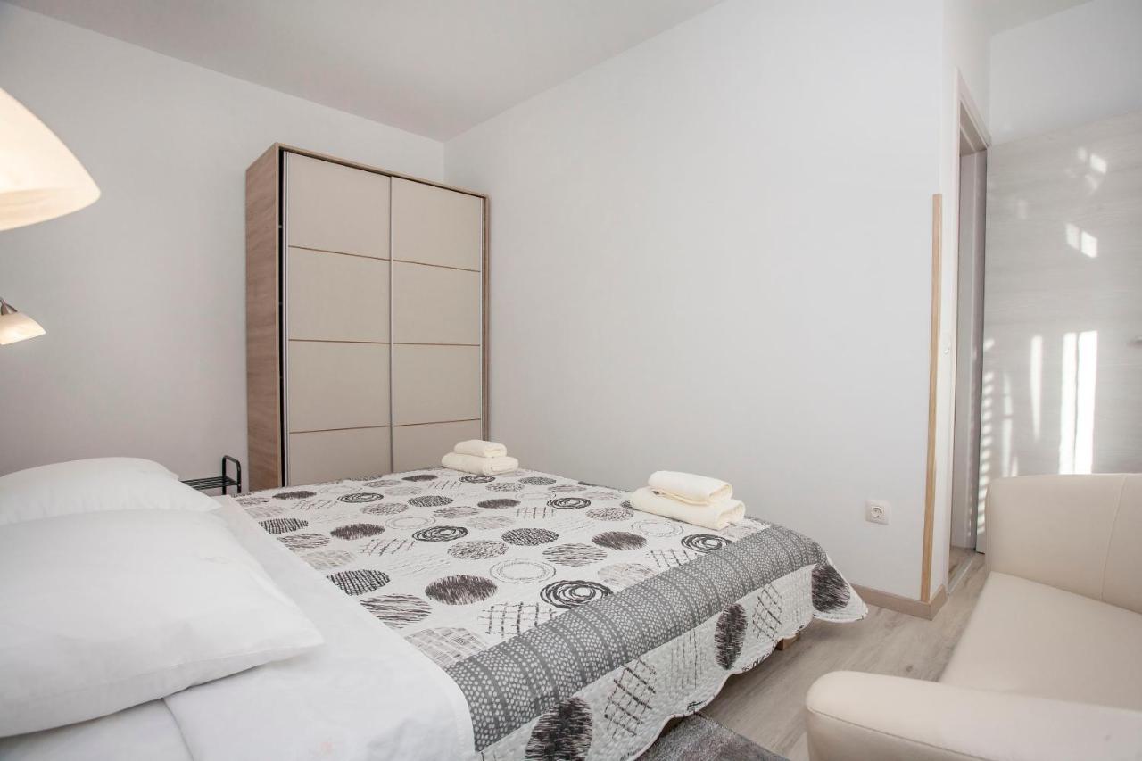 Apartmani Dragica ロヴィニ エクステリア 写真