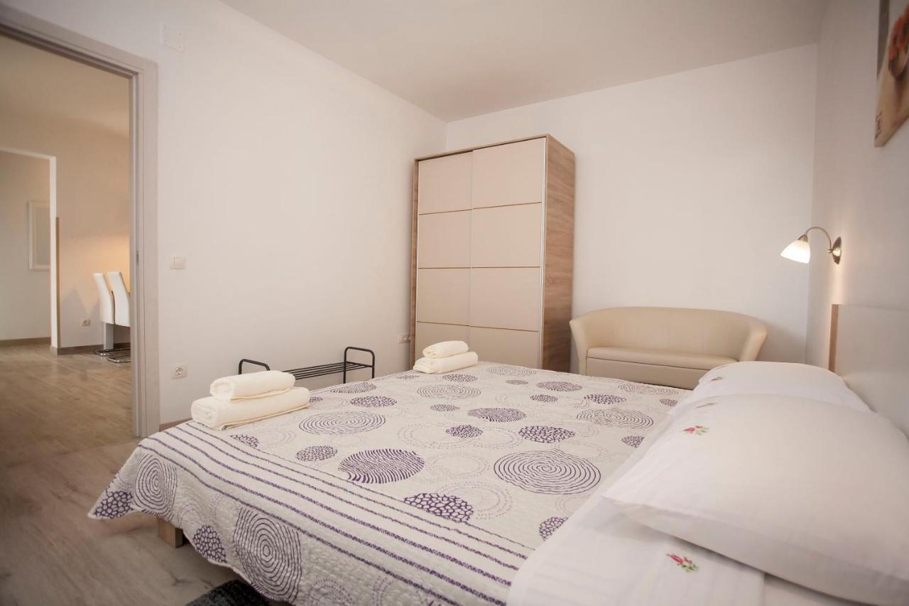 Apartmani Dragica ロヴィニ エクステリア 写真