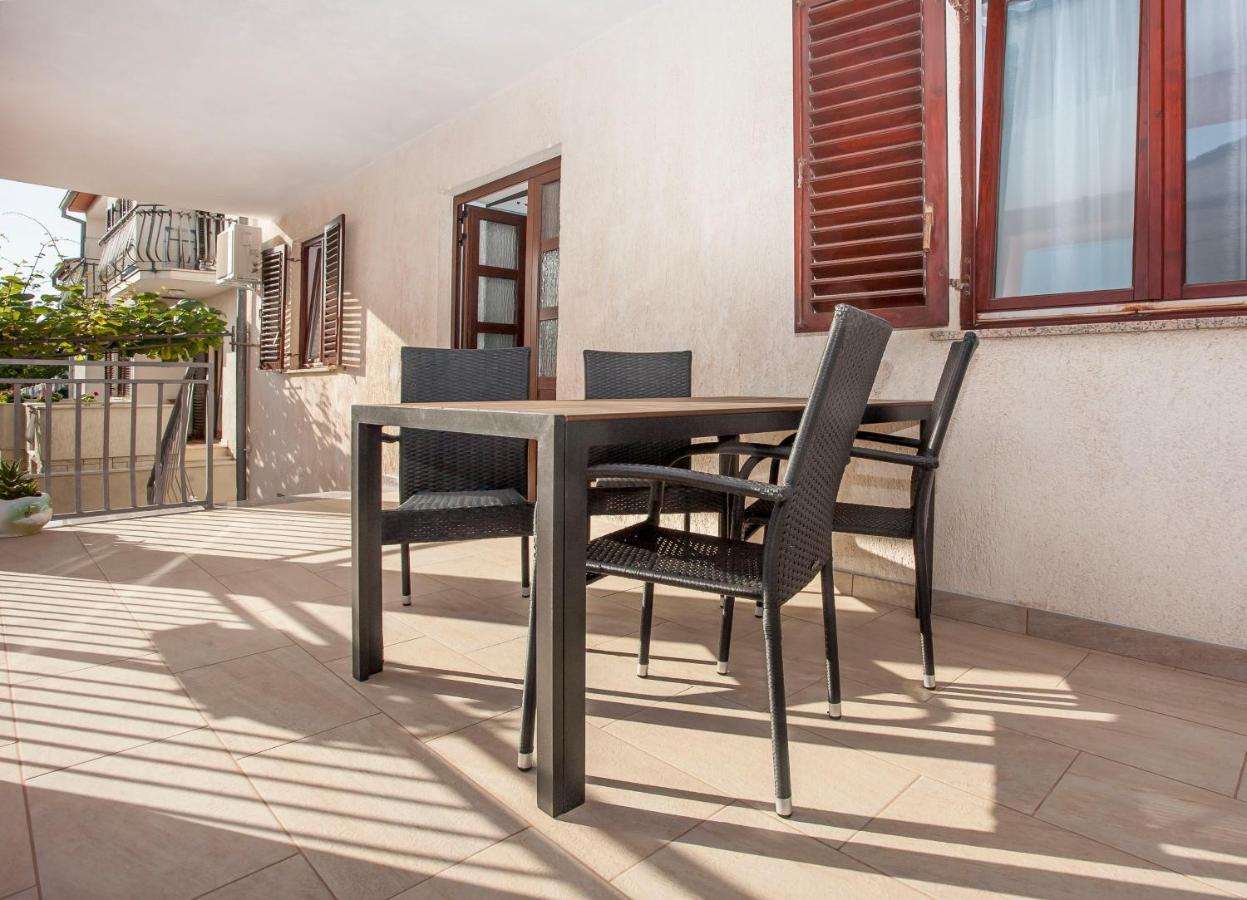 Apartmani Dragica ロヴィニ エクステリア 写真