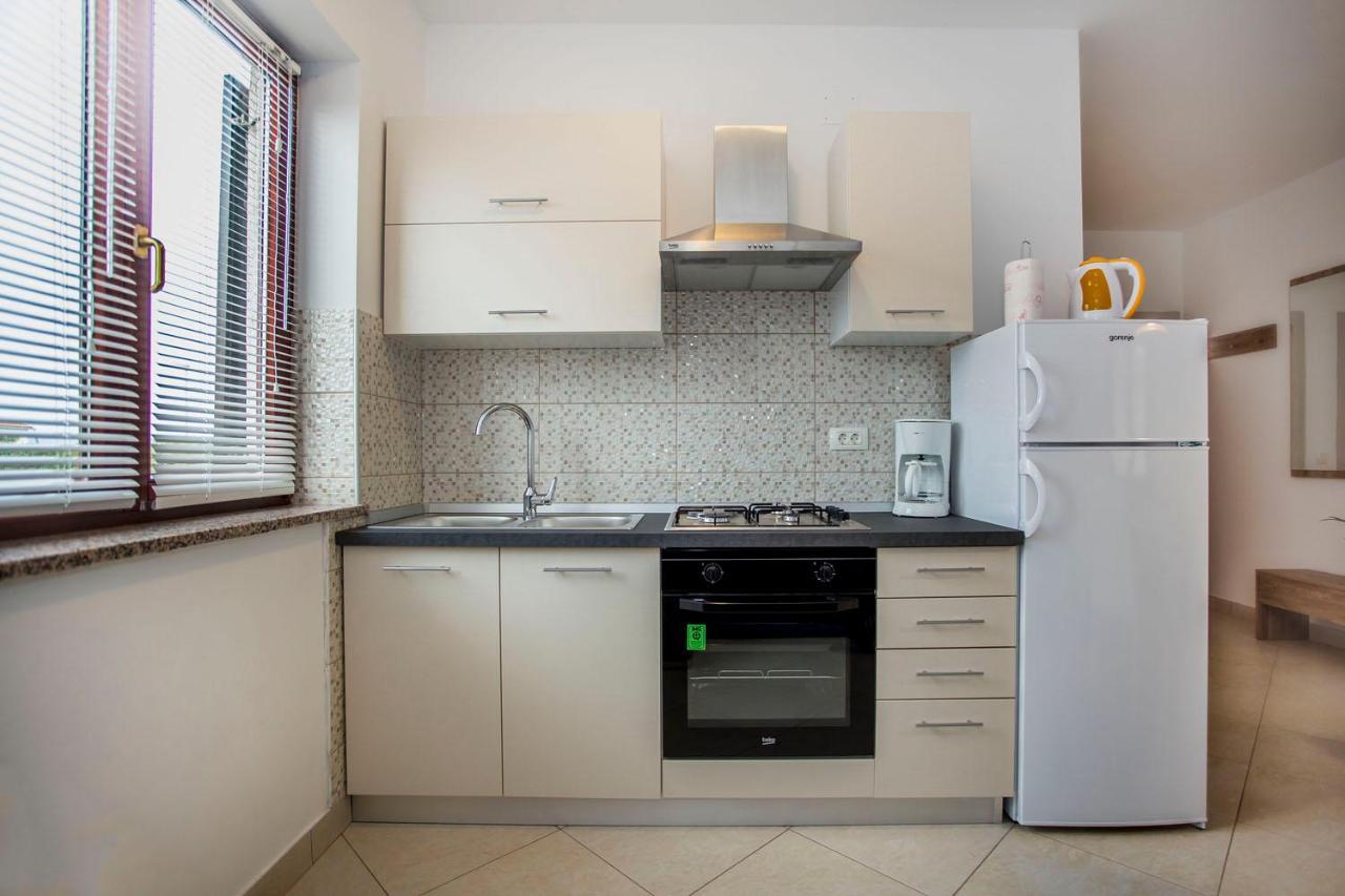 Apartmani Dragica ロヴィニ エクステリア 写真