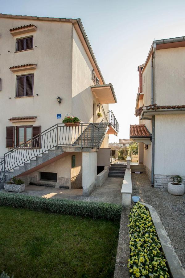 Apartmani Dragica ロヴィニ エクステリア 写真
