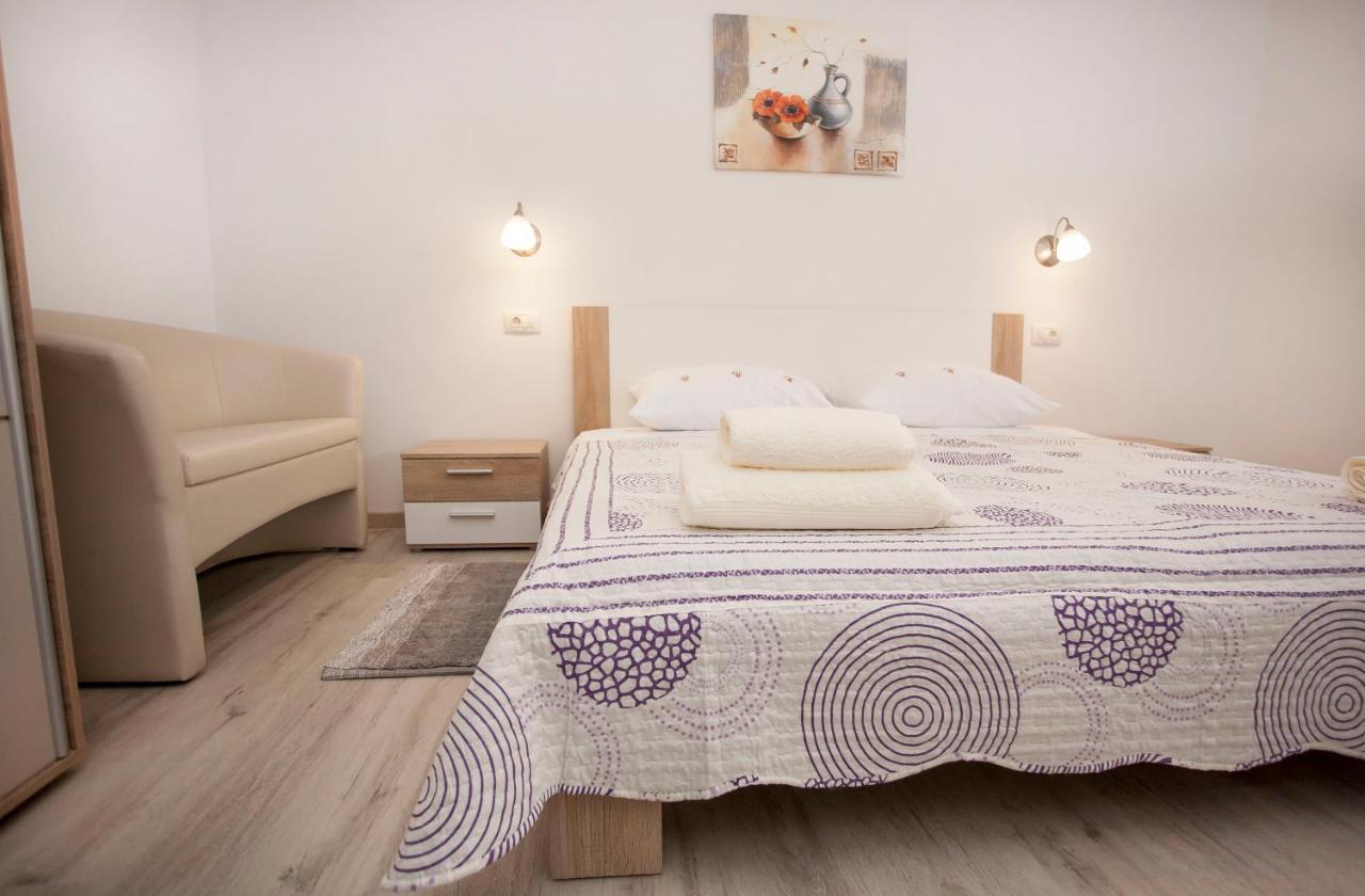 Apartmani Dragica ロヴィニ エクステリア 写真